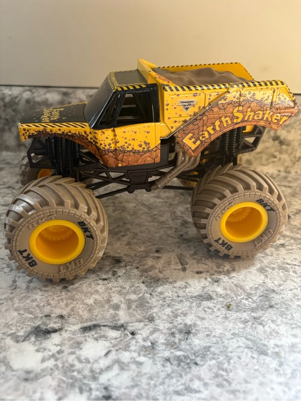 1:24 Earth Shaker Monster Jam Truck Toy